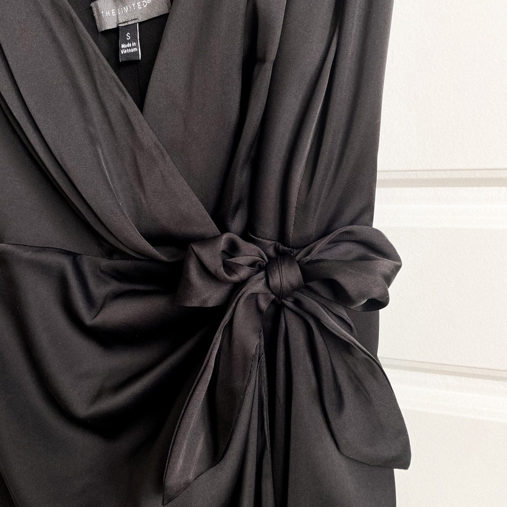 The limited Wrap Dress - Picture 2 of 4